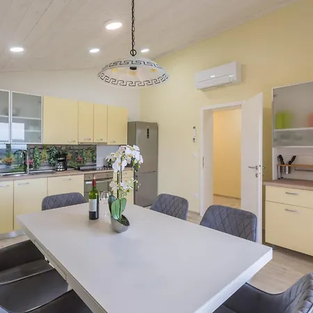 Cozy In With Kitchen Appartement *