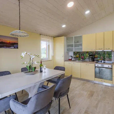 Cozy In With Kitchen Appartement Umag